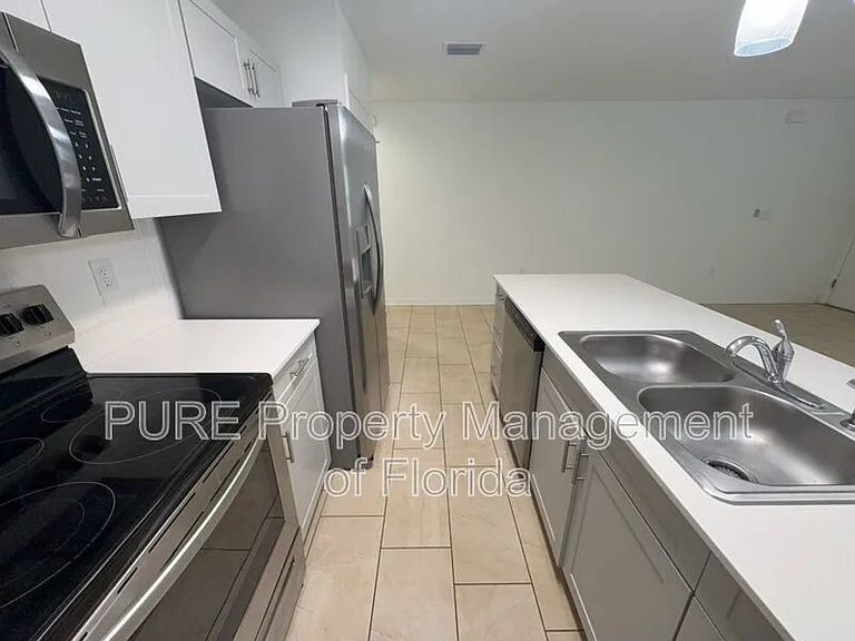 318 NE 7th Ter #102 — Photo 7