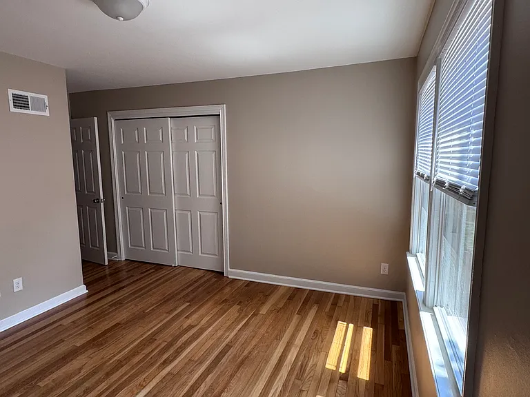 238 N Bleckley Dr — Photo 9