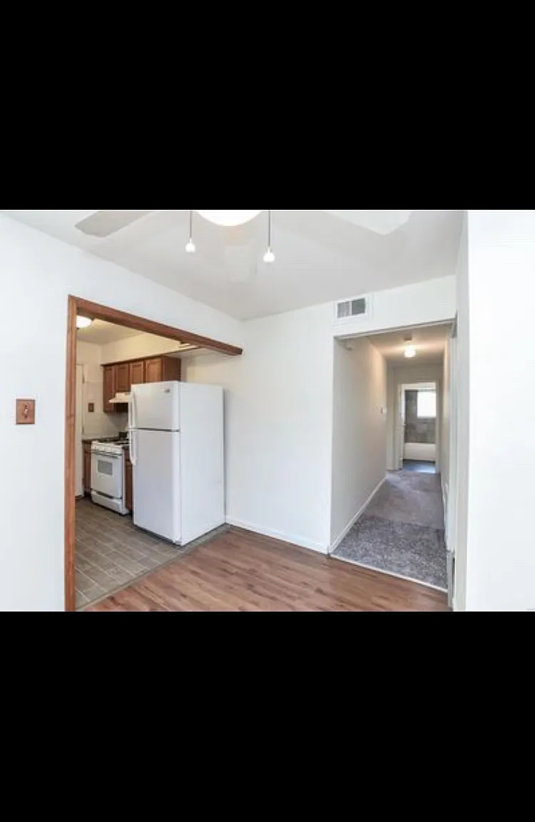 2 bed, 843 sqft, $1,300 — Photo 2