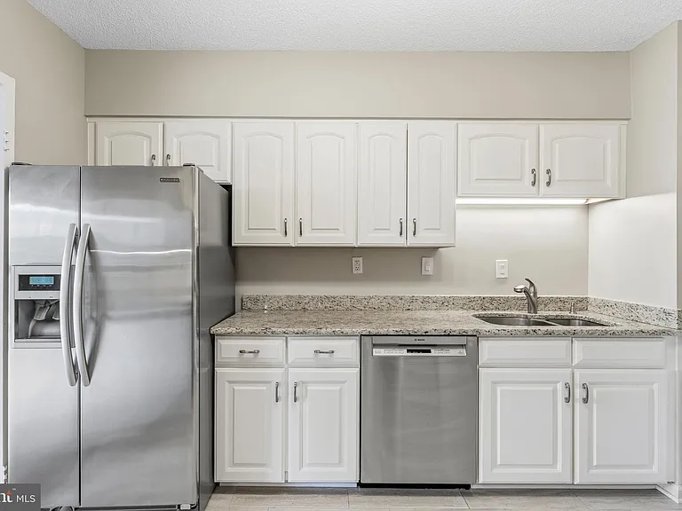 400 Madison St #310 — Photo 13