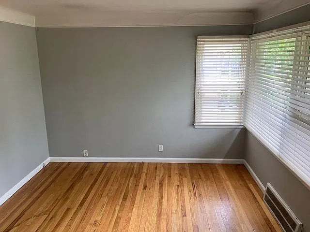 3404 Linwood Ave — Photo 6