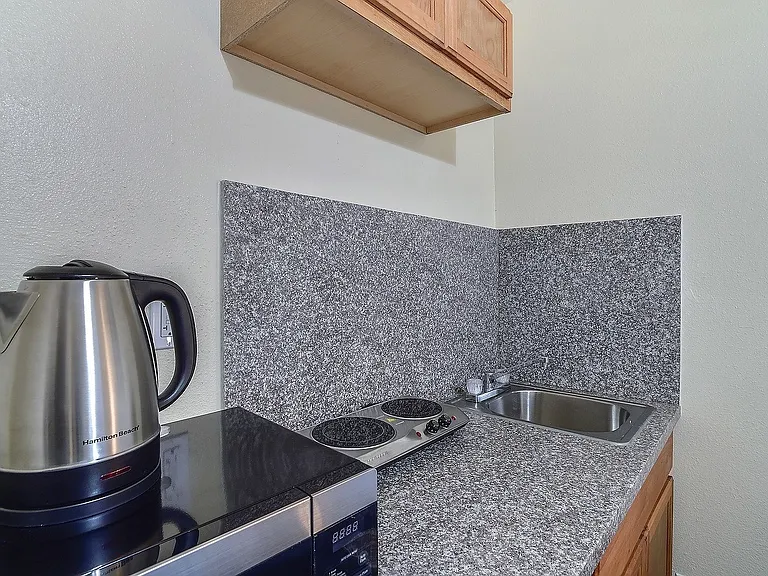 West Adams Studio Apartments — Photo 19