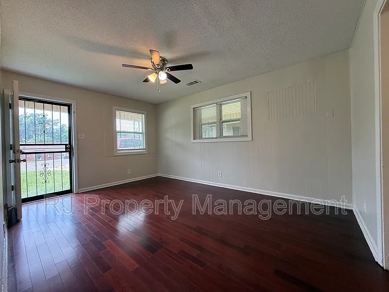 3 bed, 1.0 bath, 832 sqft, $1,095 — Photo 3