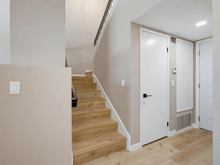 54 Sandalwood — Photo 15