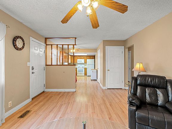 4th image of 405 W Rosewood Cir