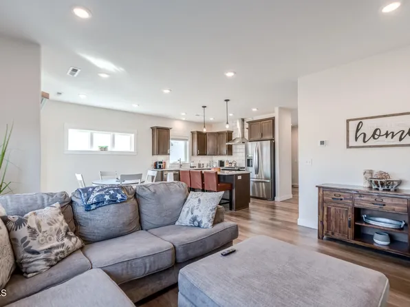 5614 Iron Dr, Bismarck, ND 58503
