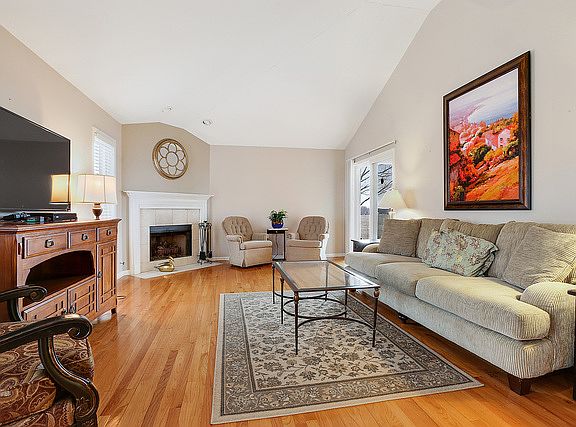 4th image of 16446 Avenel Dr