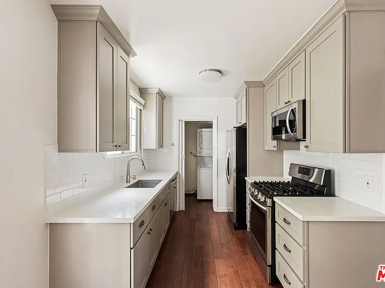 1054 S Stanley Ave — Photo 6