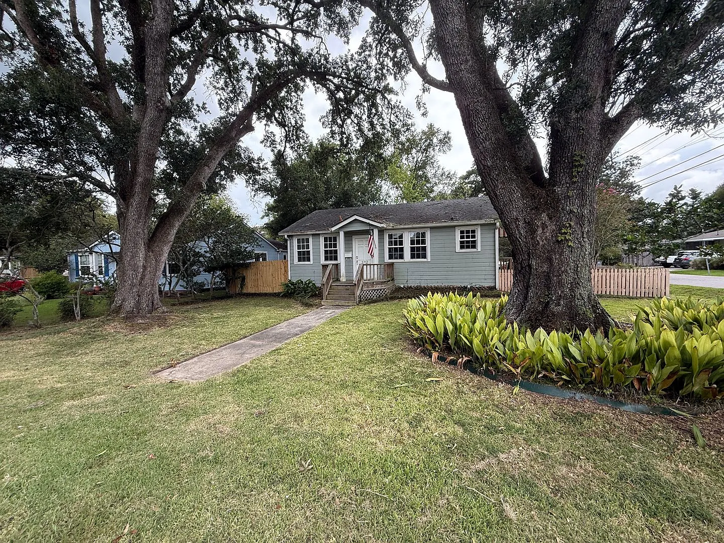 Must See this 3/2 Cottage Home 3712 Hyacinth Ave. Near LSU Lakes — Photo 1