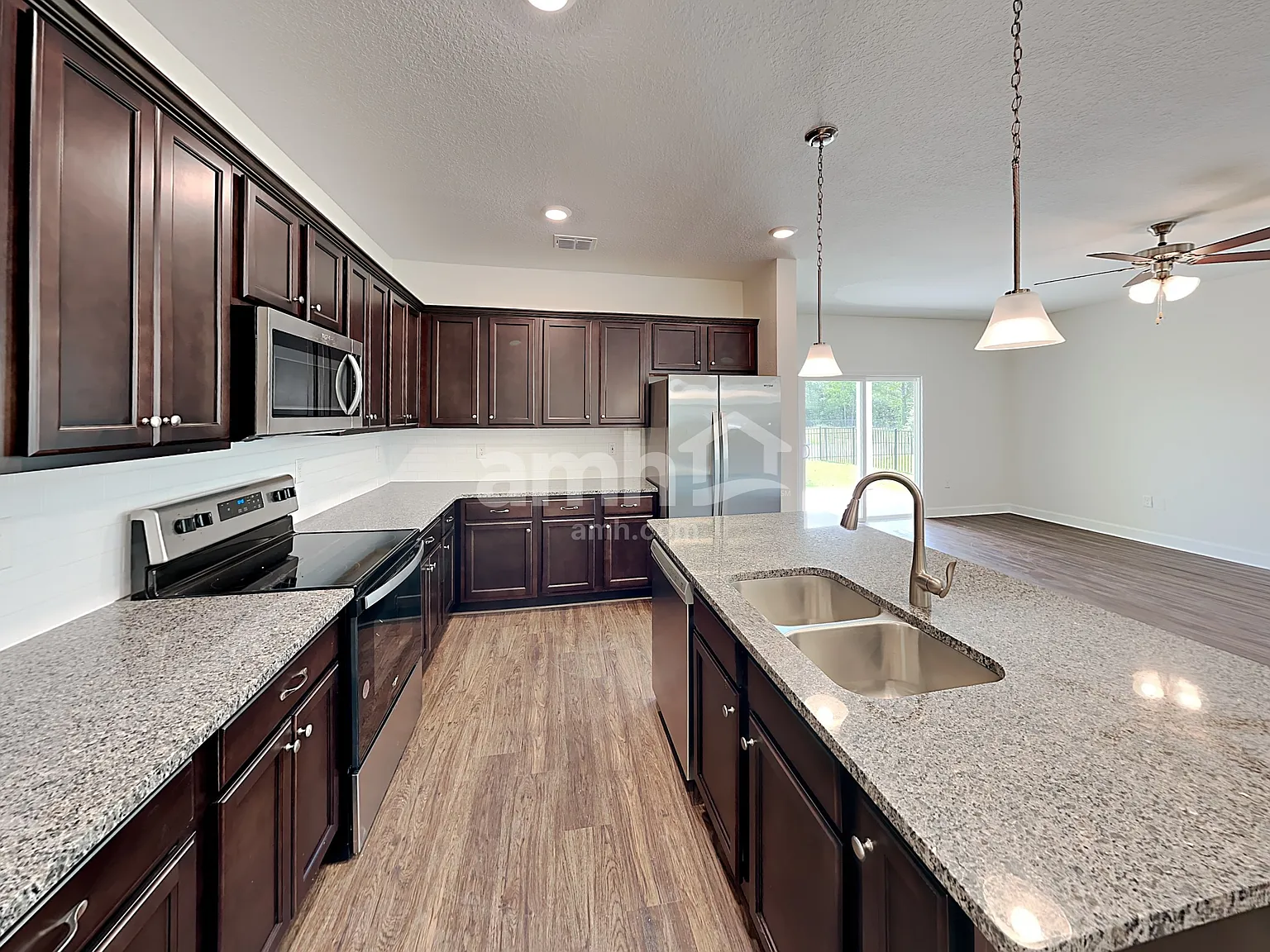 4 bed, 2.5 bath, 2078 sqft, $2,330 — Photo 3