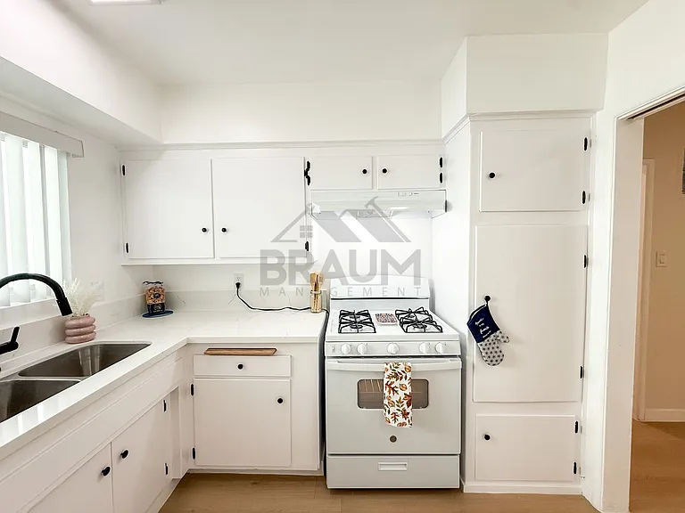 13129 OXNARD ST. — Photo 9