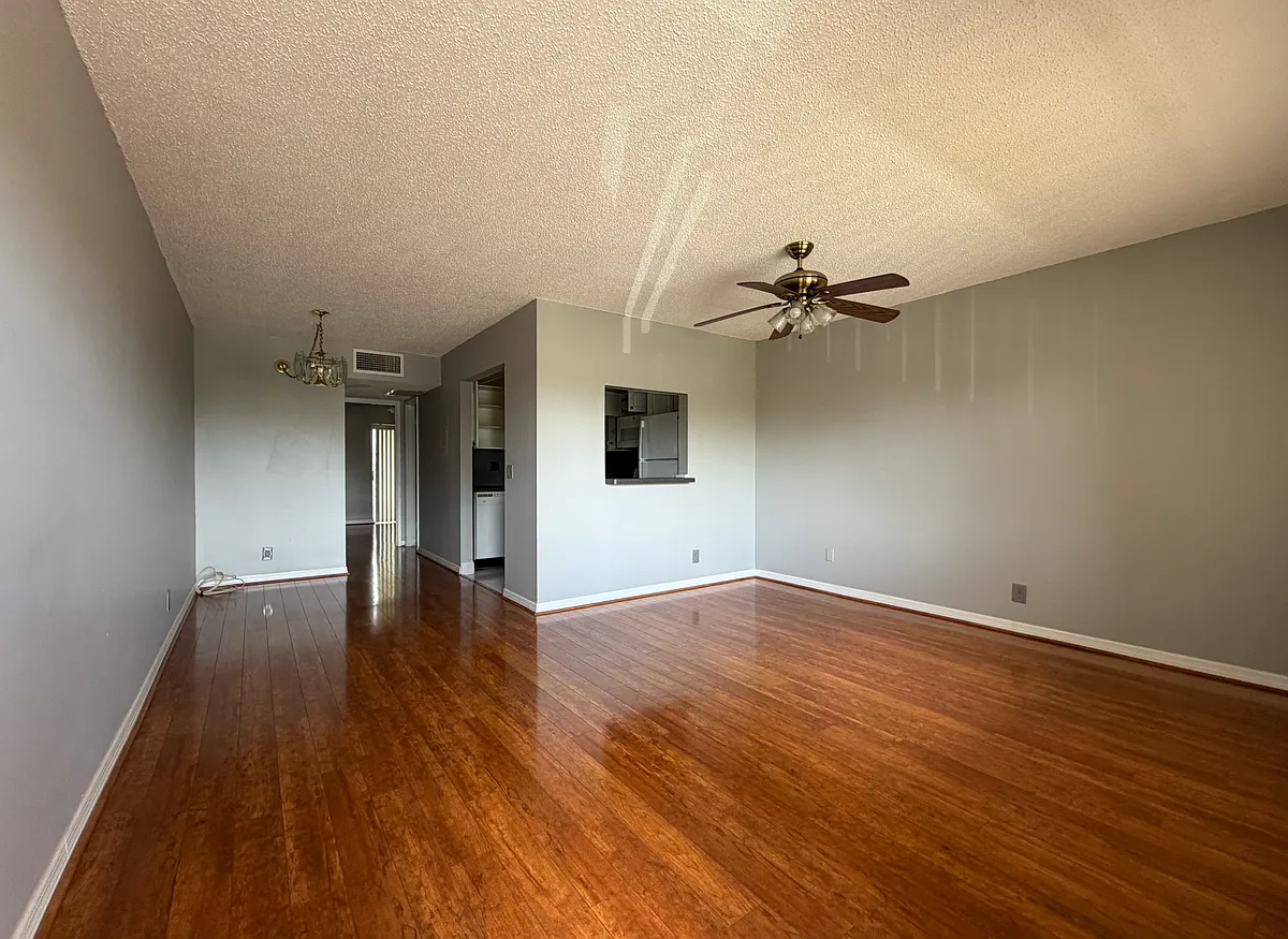 Building Photo - 100 Village Green Cir E #306