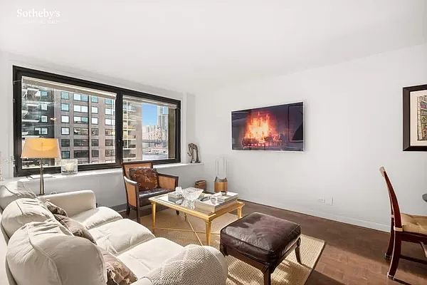 1st image of 531 Main St APT 911