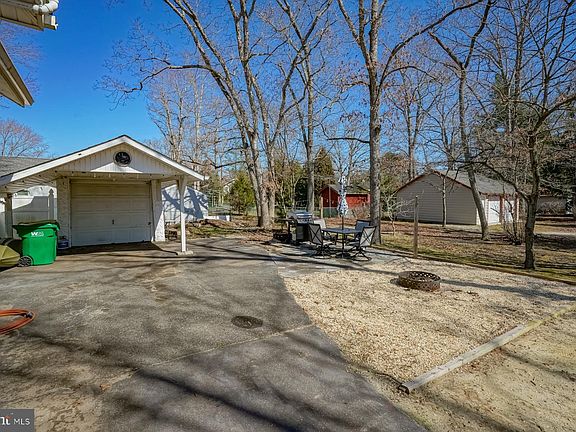 4th image of 715 W Oak St
