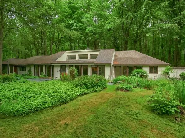 39 Ravenwood Ln, Grove City, PA 16127
