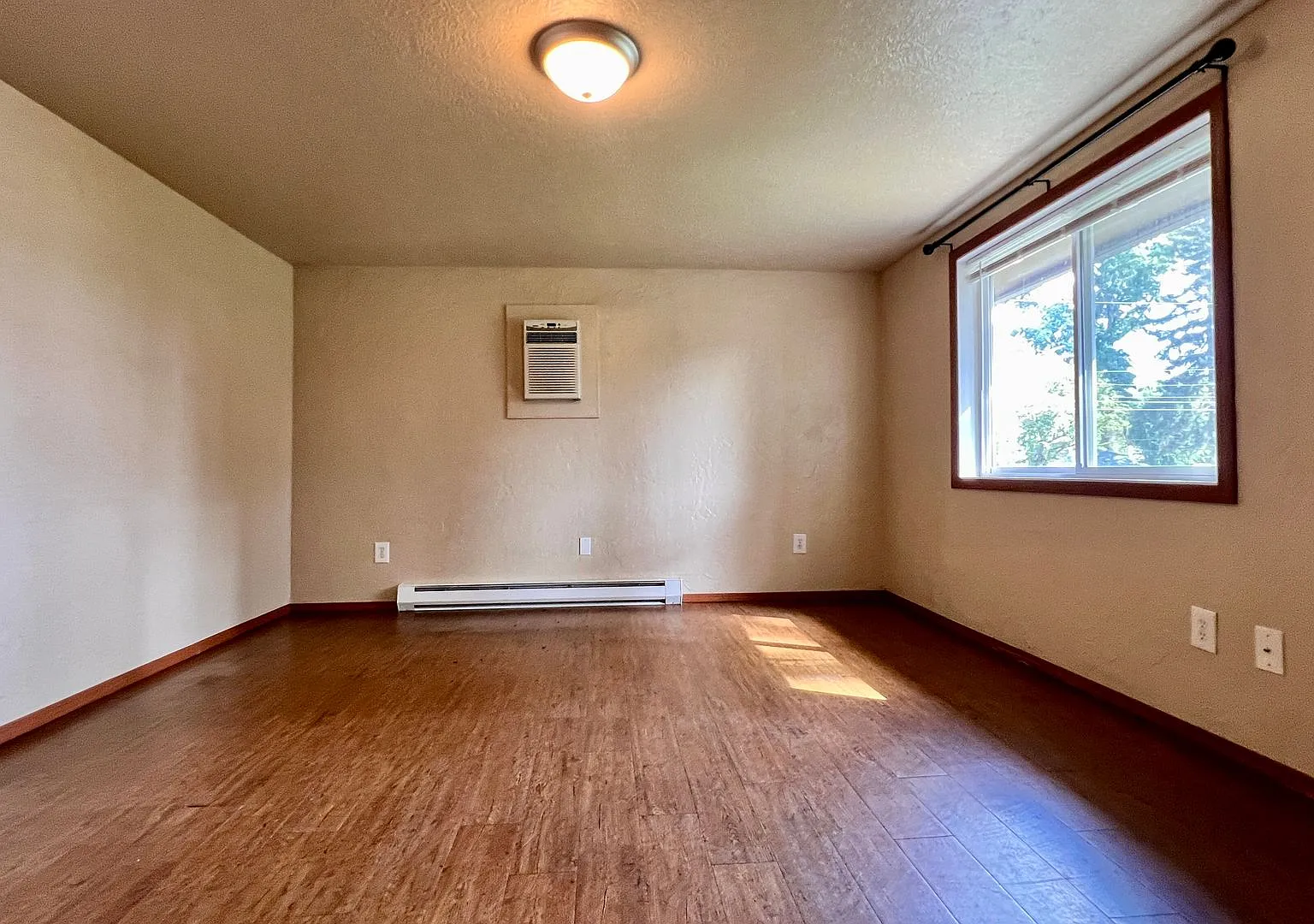 Spacious & Bright 2-Bedroom, 1-Bath upper-level fourplex- Two Weeks Free Rent for a Move In befor... — Photo 3