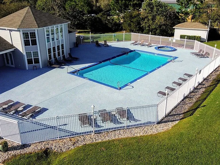 Community Swimming Pool & Hot Tub