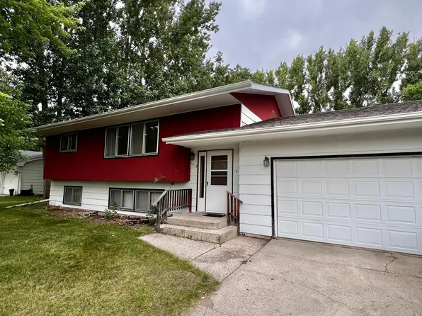 1215 Edgewood Dr, Thief River Falls, MN 56701