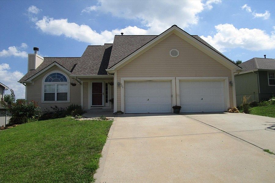 1st image of 905 Hawthorne Dr