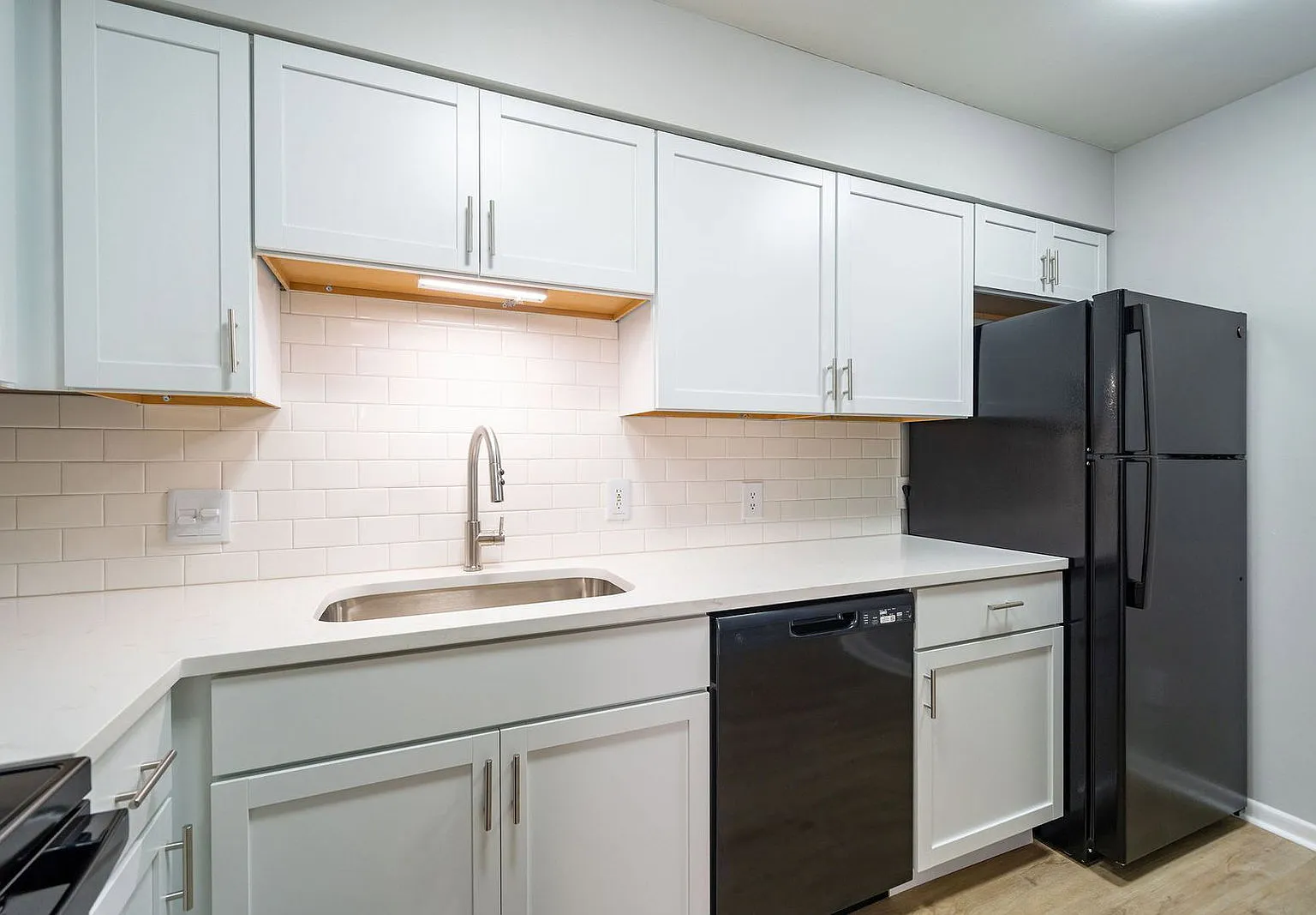 1 bed, 1.0 bath, $899 — Photo 2