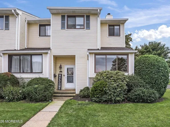 211 Clubhouse Dr, Middletown, NJ 07748