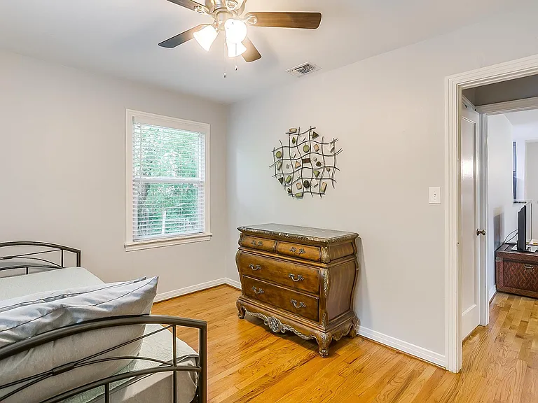 4704 Collinwood Ave — Photo 16