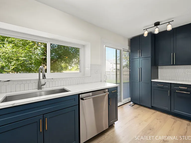 315 Newport Ln — Photo 10