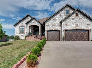 1605 N Oakfair Pl, Springfield, MO 65802