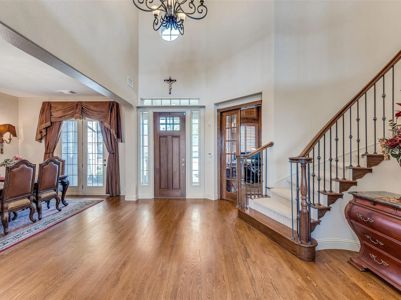 5 bed, 4.5 bath, 4638 sqft, $5,900 — Photo 4