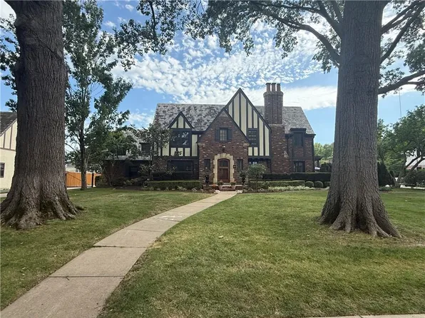 845 W 52nd Ter, Kansas City, MO 64112