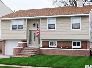 32 E 2nd St, Freeport, NY 11520