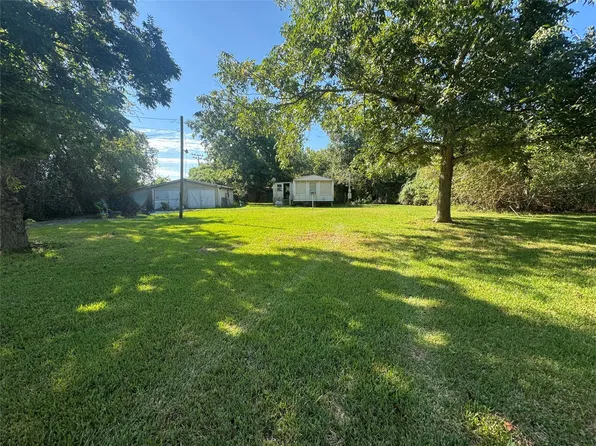 813 E Canal Rd, Highlands, TX 77562
