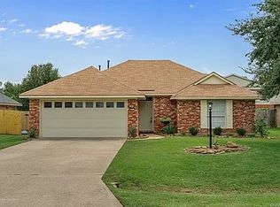 2934 Le Oaks Dr, Bossier City, LA 71111