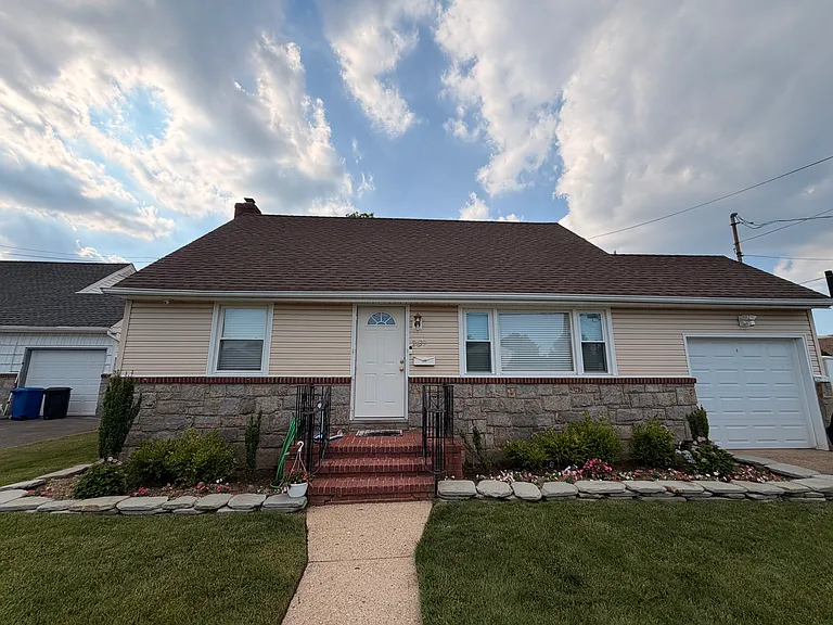 2639 Beltagh Ave — Photo 2