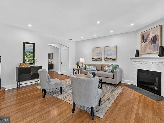 3rd image of 2505 39th St NW