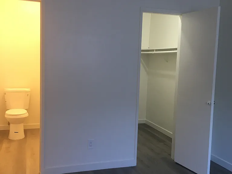 Burbank Tarzana Apartments — Photo 14