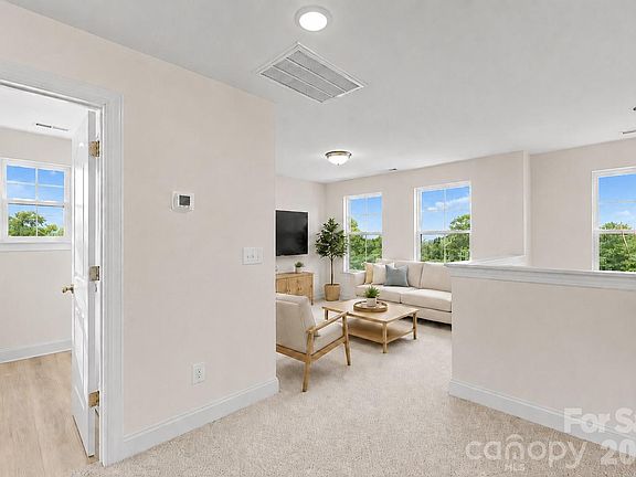 5th image of 22 Suzanne Ln