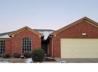 6105 Brookfall Dr, Arlington, TX 76018