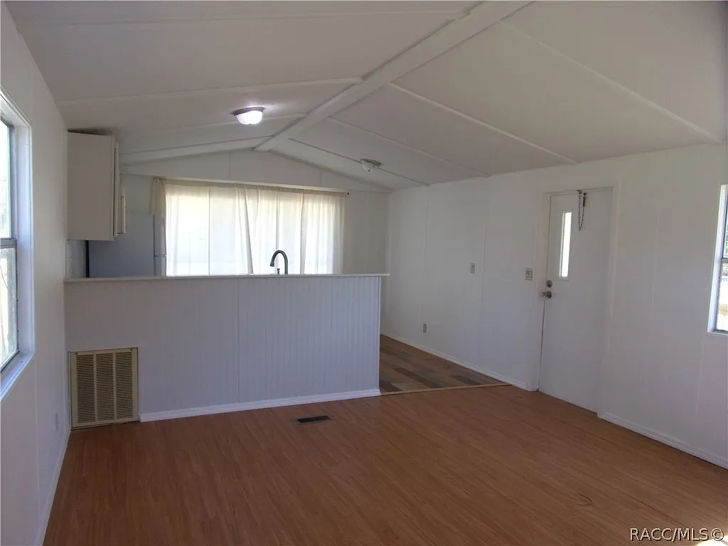 2 bed, 1.0 bath, 672 sqft, $1,290 — Photo 2