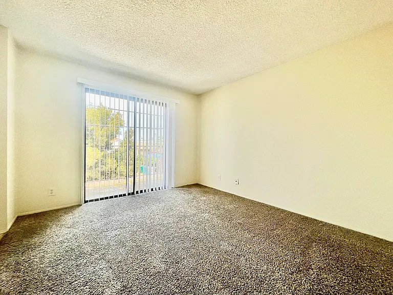 4250 Swift Ave — Photo 5