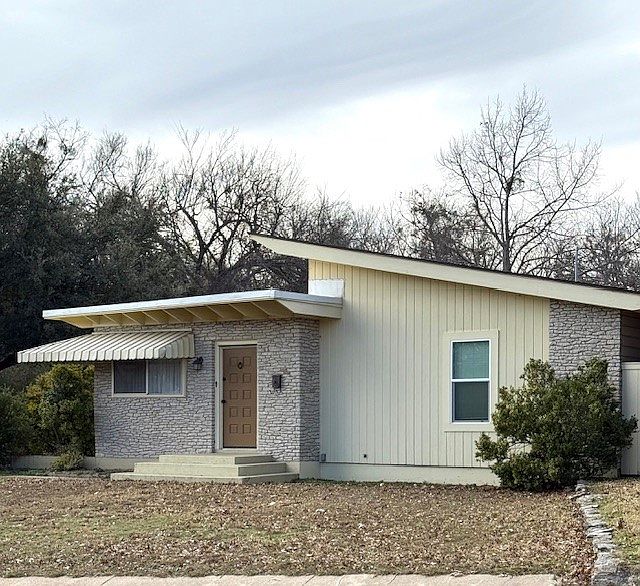1st image of 1301 Eastview Dr