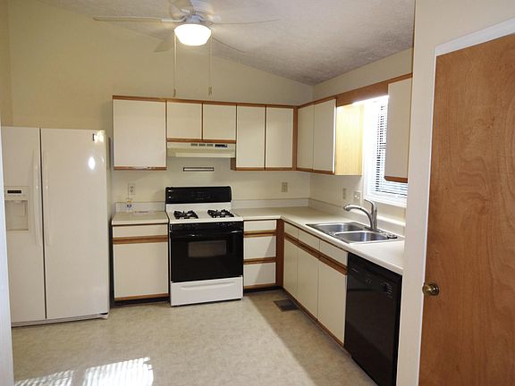 Oversized vaulted ceiling eat in kitchen, ceiling fan and pantry.