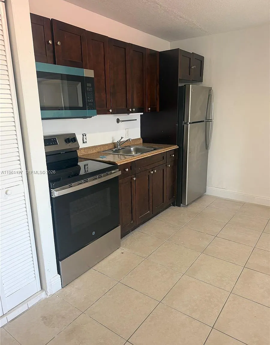 Twin Rose Condo Iii 10/3 — Photo 3