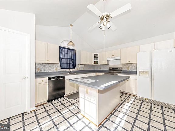 4th image of 105 Ridge Ave