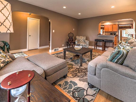 5th image of 2015 Dahlia Ave