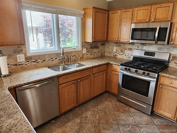5th image of 29007 Oakmont Dr
