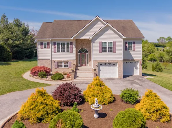 1701 Stratford View Dr, Blacksburg, VA 24060