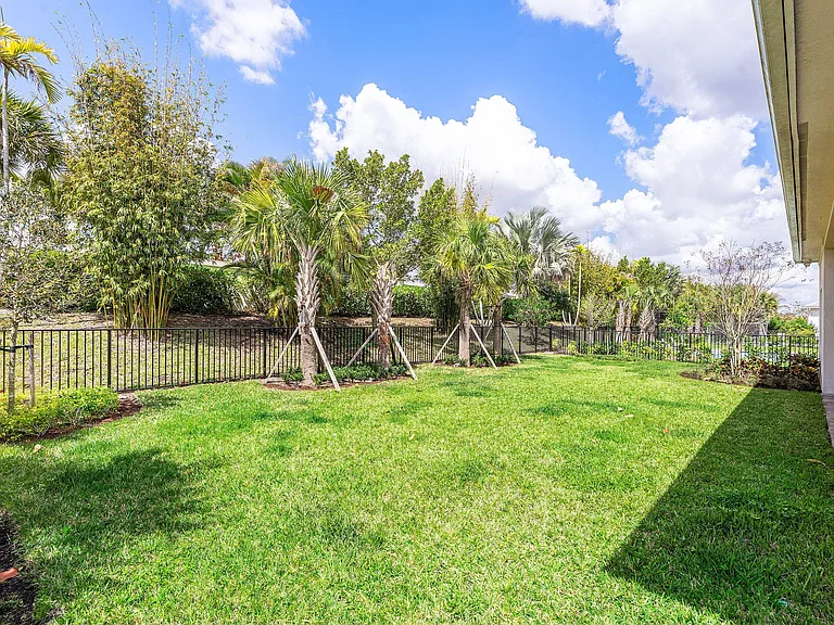 9256 Crestview Circle Palm — Photo 28