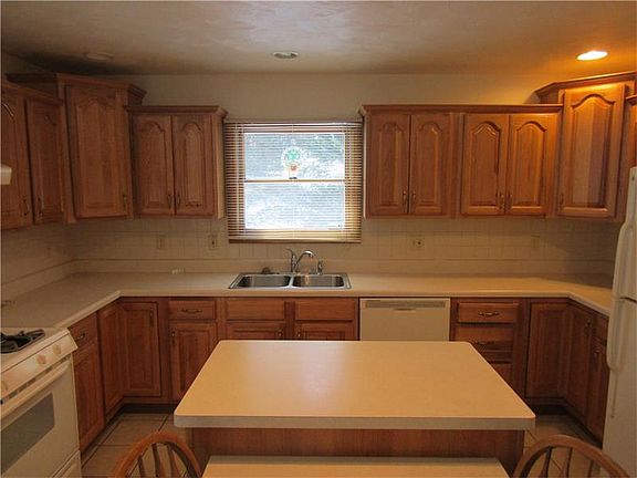 3rd image of 116B Blossom Dr