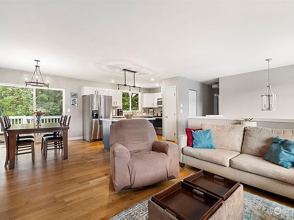 4th image of 6103 Sycamore Lane NE